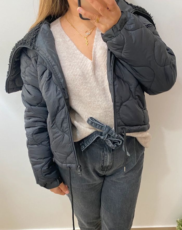 Veste  Courte Matelassée Noire Avec Un Grand Col Fausse Fourrure Taille Unique
