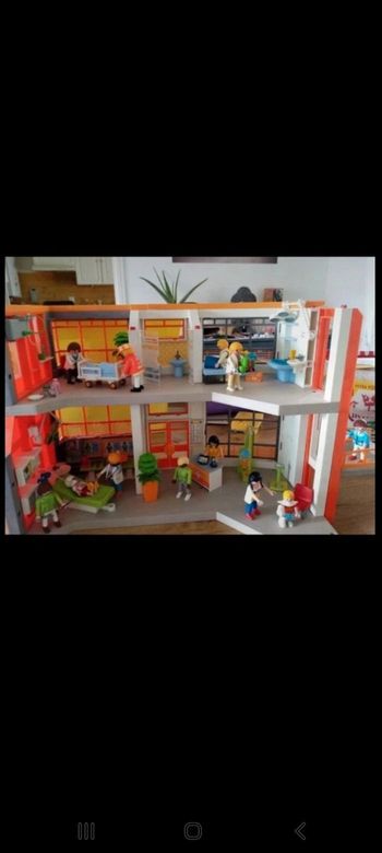Hôpital playmobil et énormément d accessoires