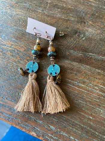 Magnifiques boucles d’oreilles Pompons, perles et turquoise