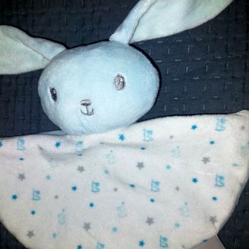 Doudou plat lapin bleu, blanc grelot Tom et Kiddy Bisous d'ange