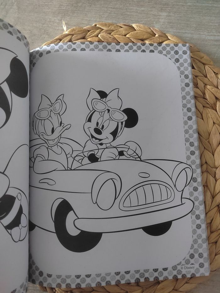 Livre de coloriage Minnie MegaColor + crayons de couleur - photo numéro 4