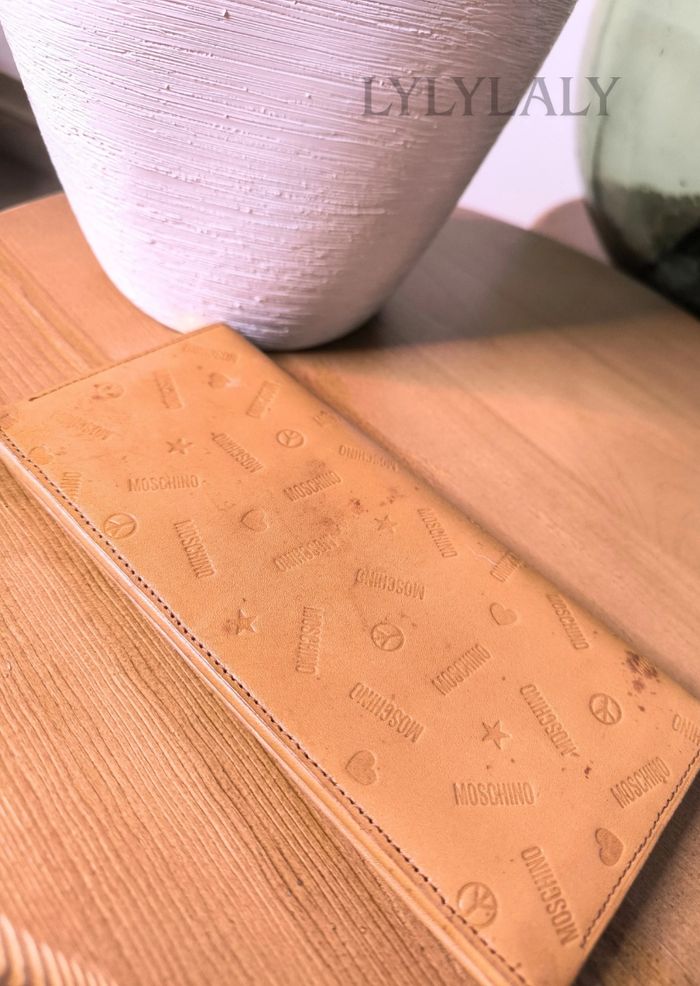 💛 Portefeuille vintage Moschino – Cuir camel embossé – Logo cœur & peace dorés - photo numéro 7