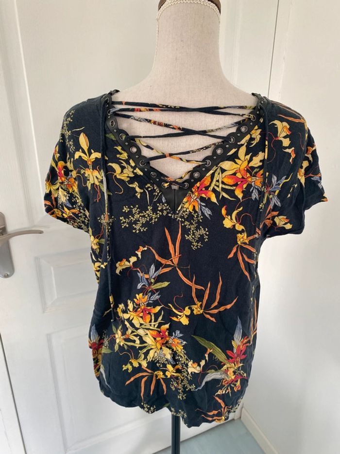 T shirt noir fleuri ikks taille 40 - photo numéro 2