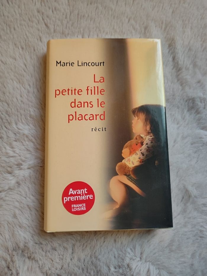 La petite fille dans le placard