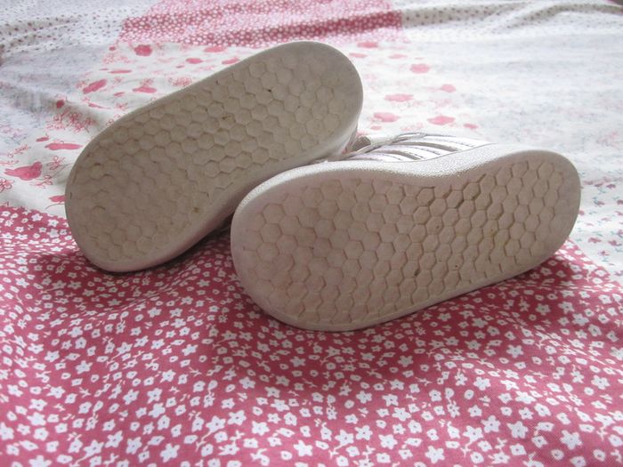 Baskets blanches Adidas taille 21 - photo numéro 5