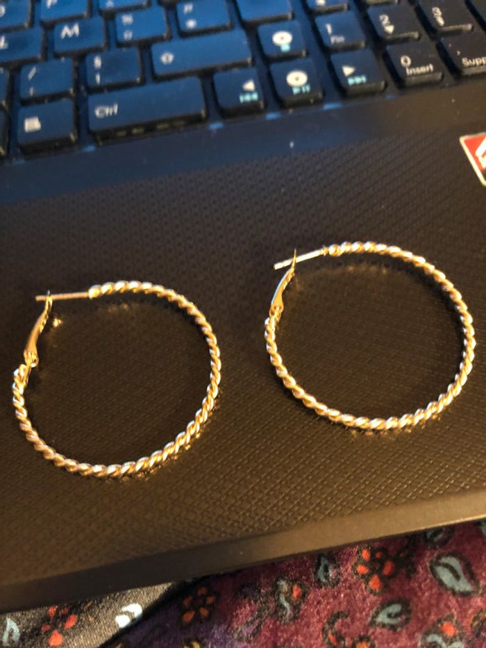 Deux paires de boucles d'oreilles créoles blanches et doré - photo numéro 3