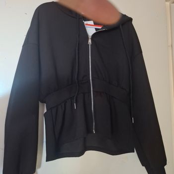 Veste noire zippée à capuche – coupe cintrée
