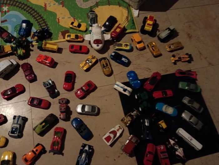 Tapis de jeu Sol avec 100 voitures ville/pays en excellent état marque playtive - photo numéro 7