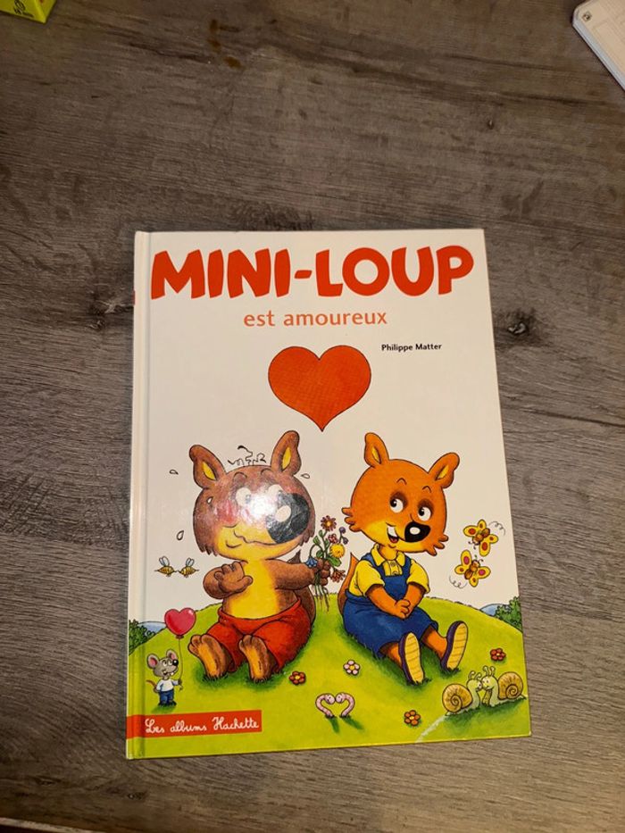 Livre mini loup est amoureux