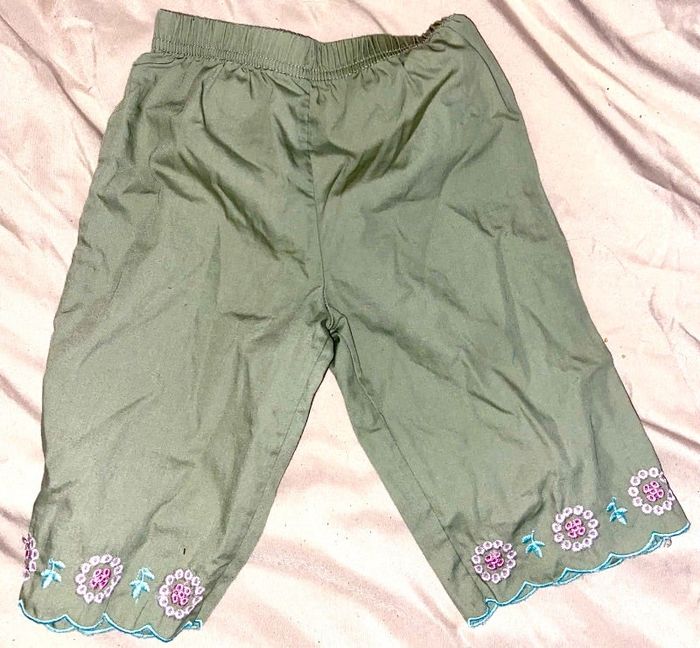 Pantalon Pantacourt kaki et motif fleur 24 mois