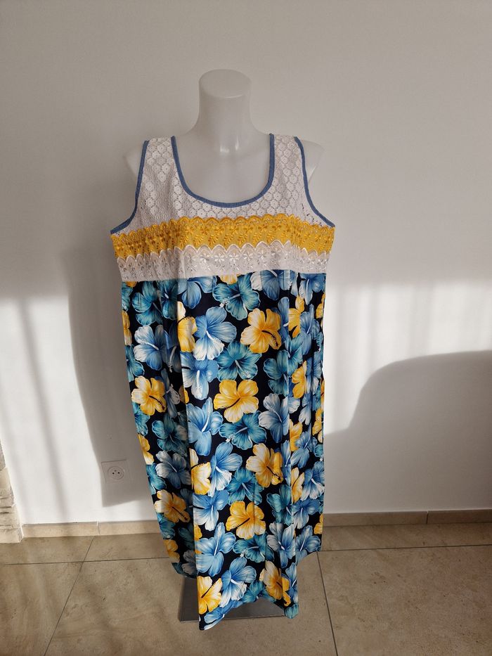 Robe polynésienne bleu marine à motif hibiscus avec détail dentelle