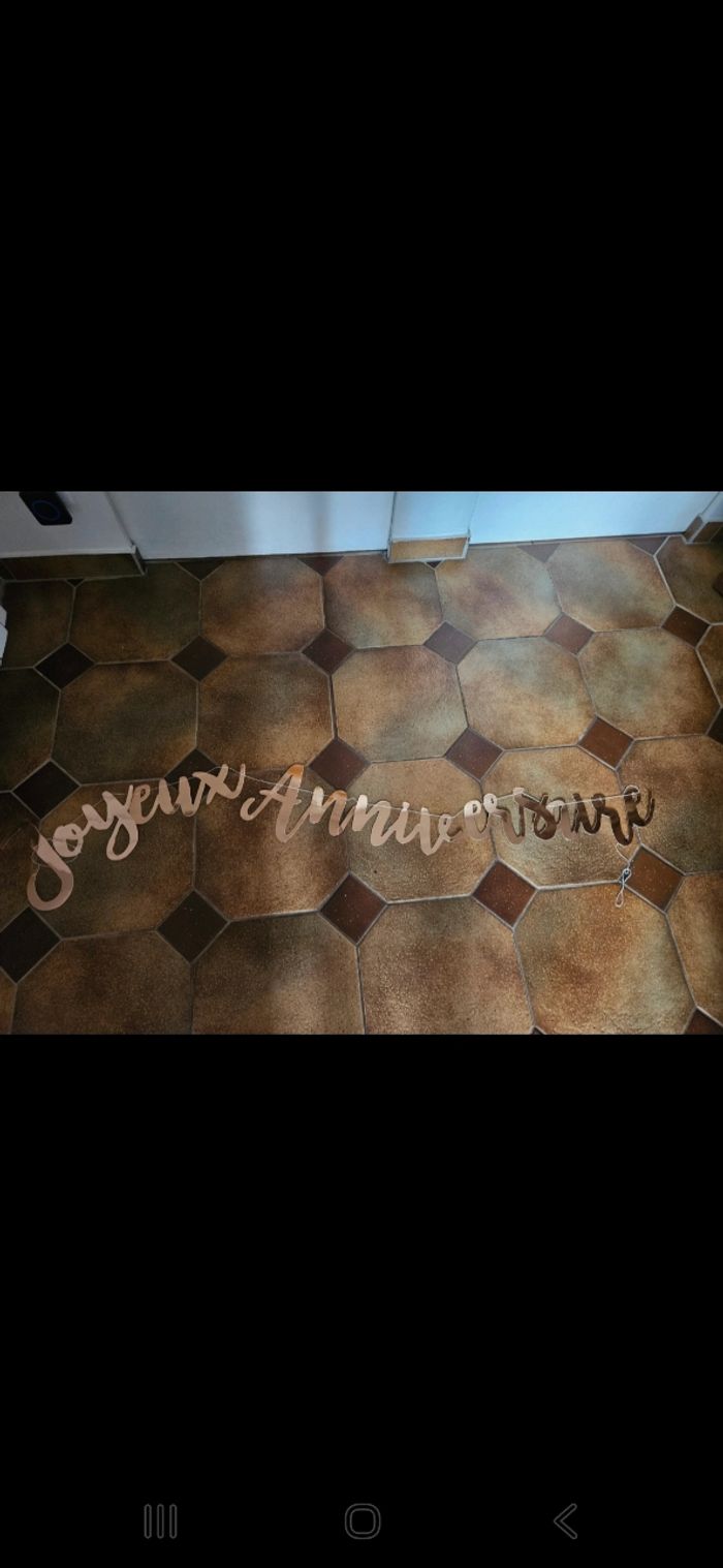 Banderole "joyeux anniversaire" rose métallisée
