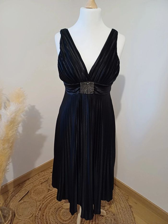 Robe noire mi-longue satinée Lucy Paris taille M 38