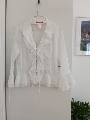Blouse blanche à froufrous et nouettes