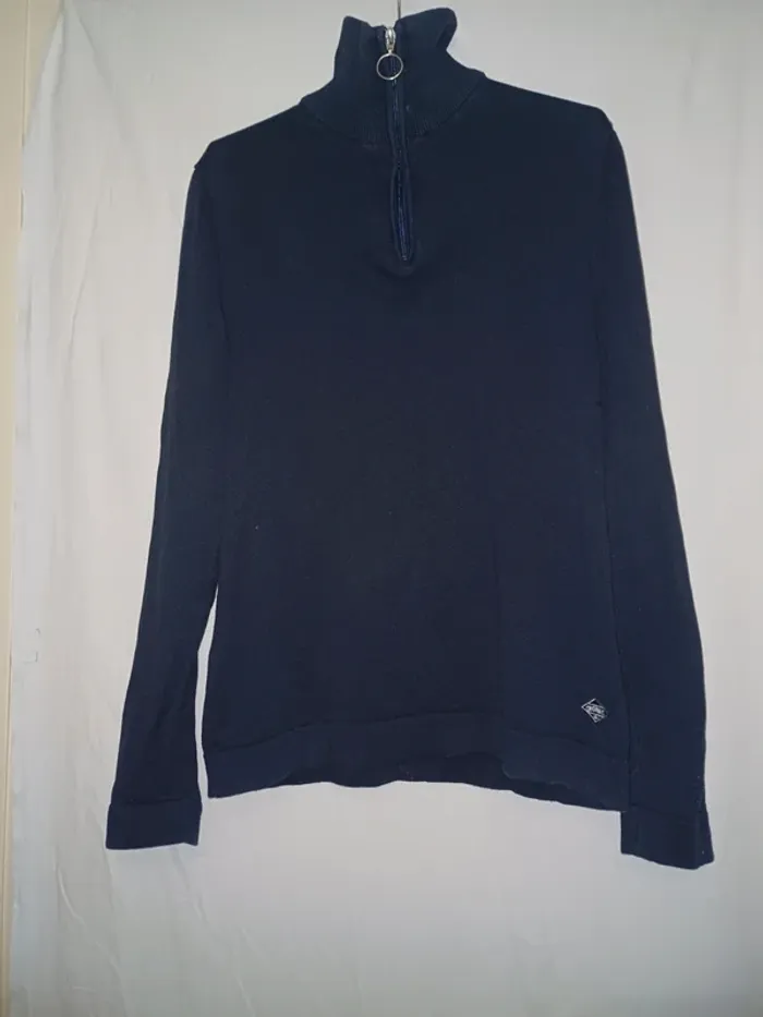 Pulls Jack Jones