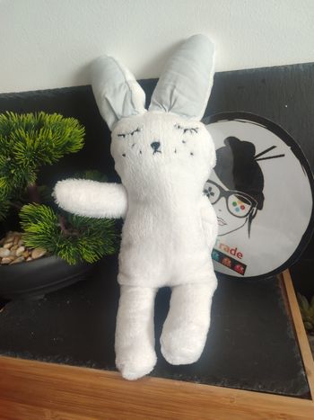 doudou peluche lapin troussier blanc noir gris endormi sommeil dort PE0279