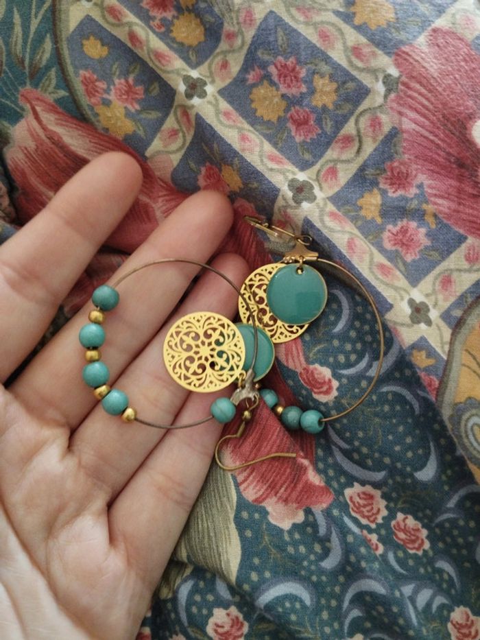 Paire de boucles d'oreilles turquoise dorées arabesque - photo numéro 3