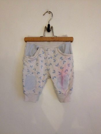 Pantalon bébé blanc avec motifs bleus