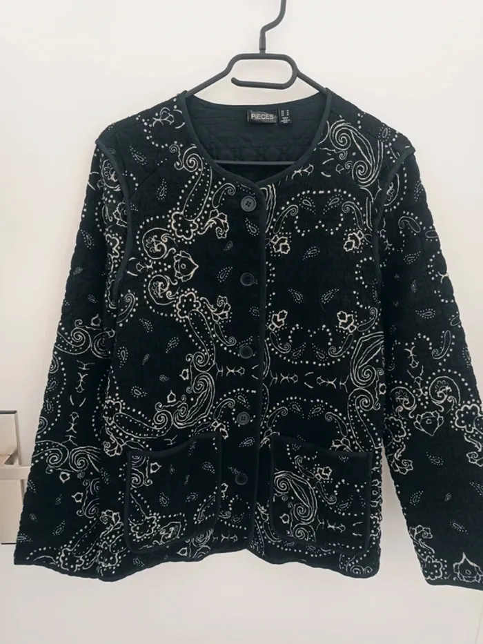 Veste imprimée bandana légère matelassée marine à boutons Pieces Taille M En très bon état - photo numéro 2