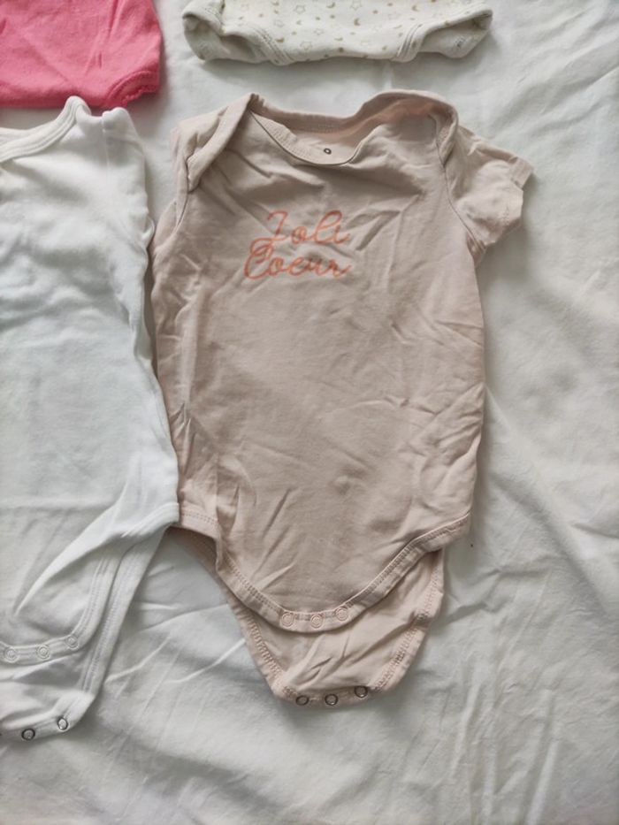 Lot bodys été 6 mois - photo numéro 3
