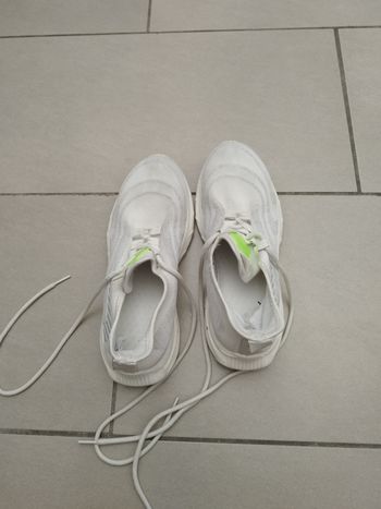 Baskets blanches avec un peu de jaune taille 40