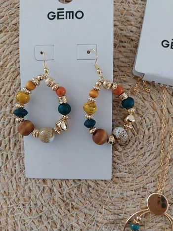 Boucles d'oreilles d'été et collier sautoir