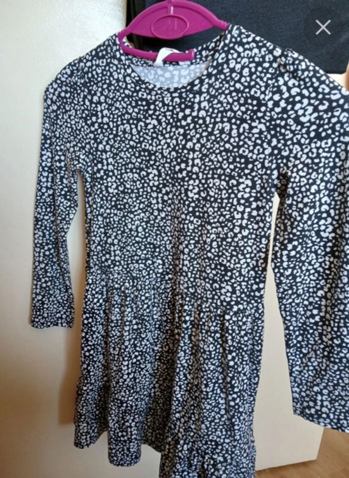 Robe noire et blanche