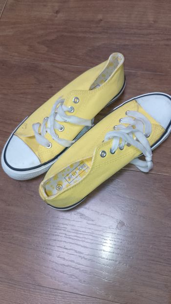 Basket, chaussure style " converse " jaune P. 38