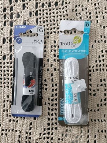 2 paires de lacets plats en 120cm (1 paire blanche et 1 paire noire)