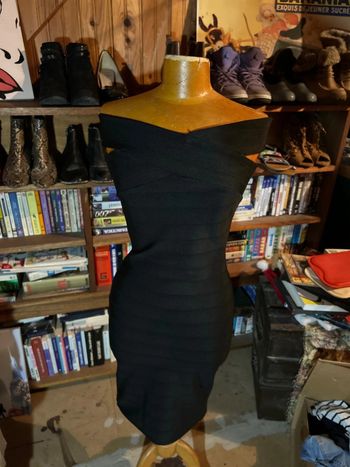 Robe moulante noir décolleté croisé