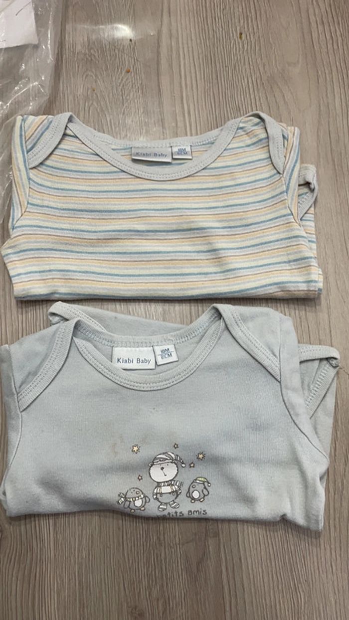 Lot de 2 bodies en 18 mois Kiabi