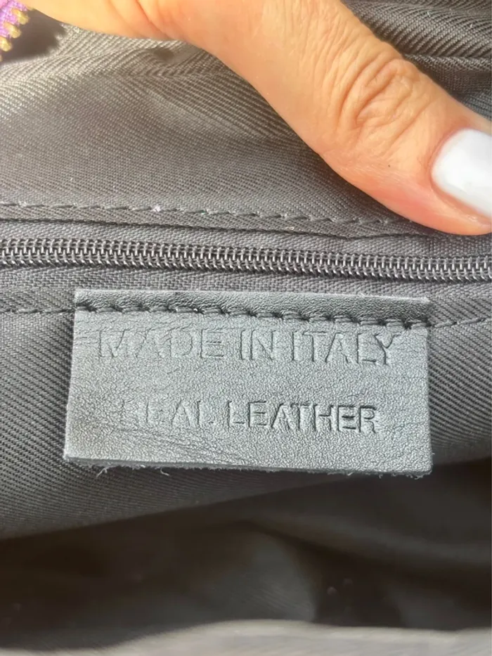Sac bandoulière cuir violet avec fermeture abeille - photo numéro 12