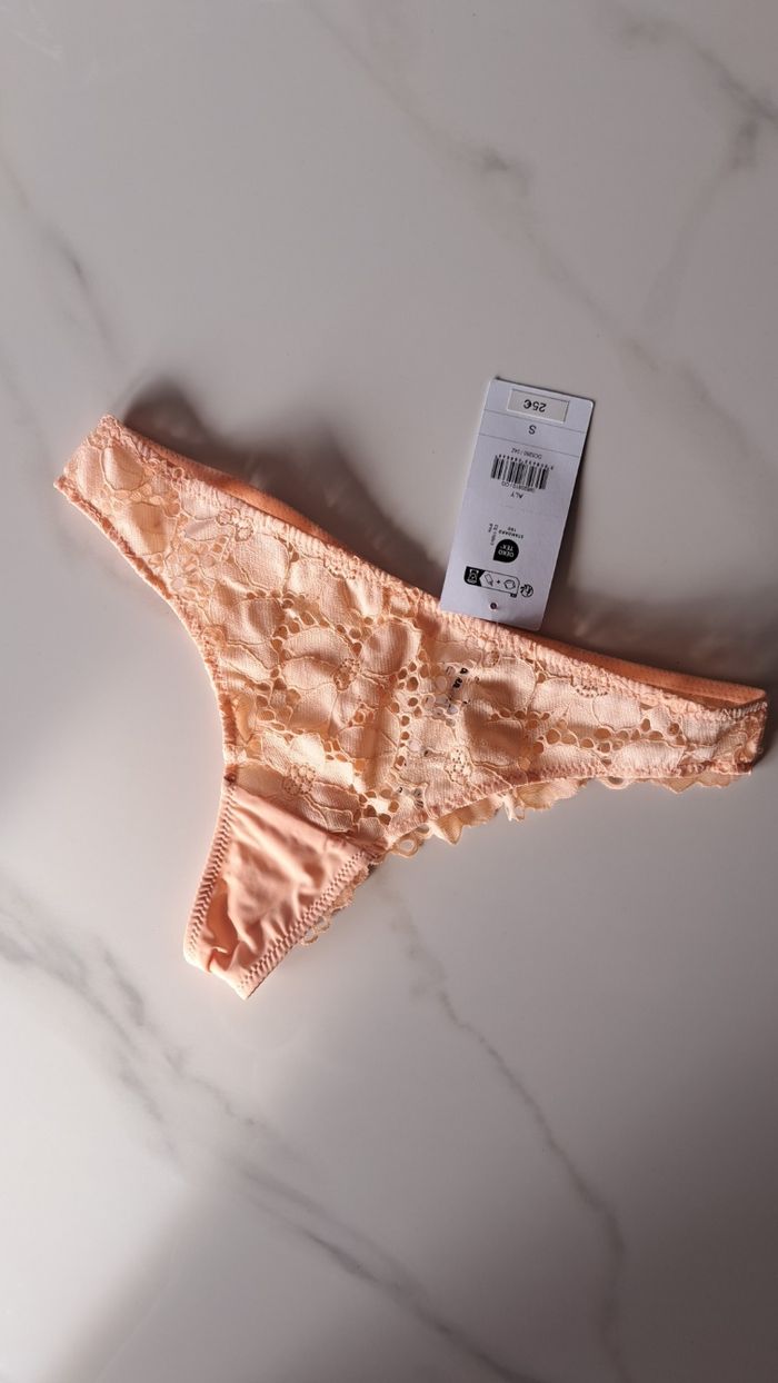Tanga en dentelle saumon – Darjeeling (Ligne Aly)