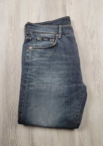 Jean Hugo Boss authentique foncé T33/34 – coupe droite effet vintage – très bon état