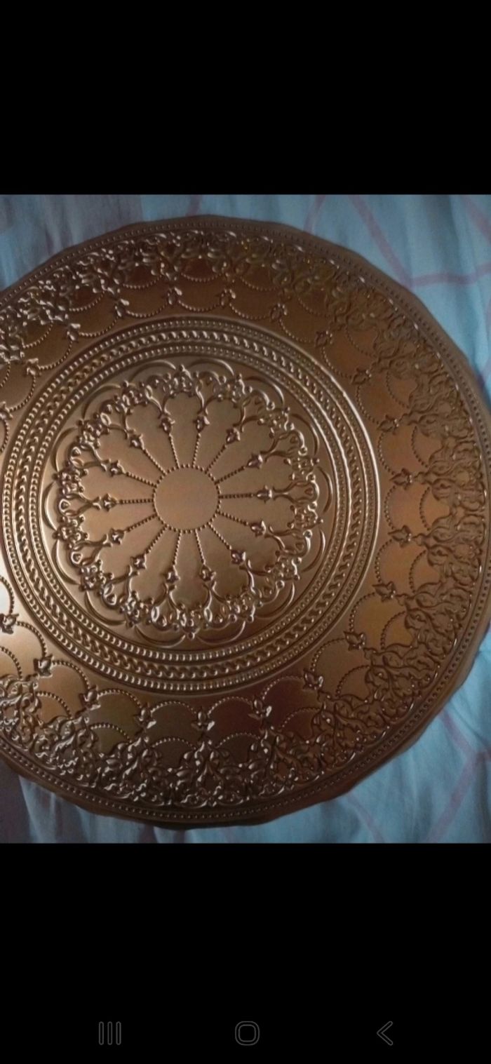 Lot de 2 assiettes une rouge et l'autre verte derrière de l'assiette couleur or diamètre 33 cm - photo numéro 7