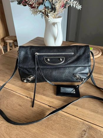 Sac enveloppe Balenciaga en cuir noir