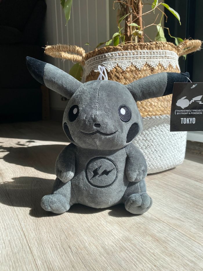 Peluche pickachu noir neuf Pokémon