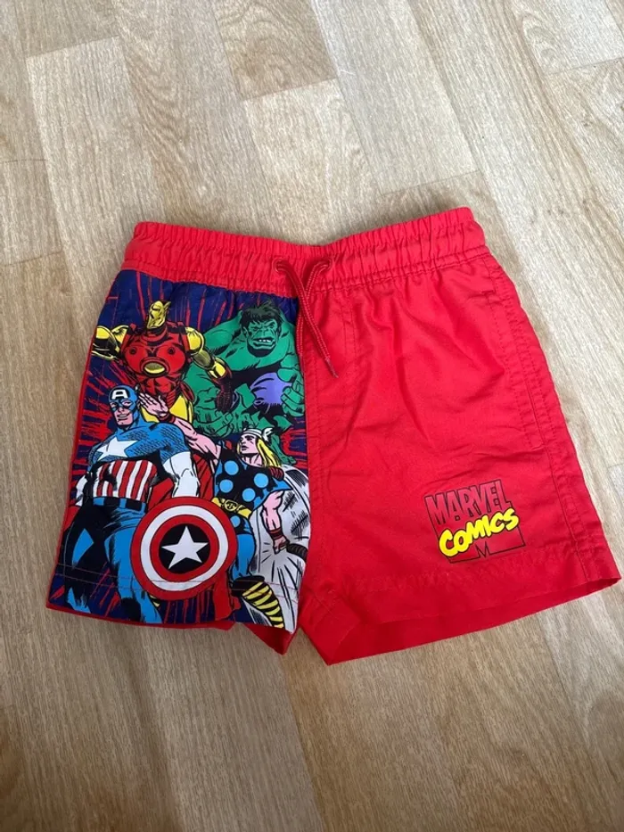 Short de bain Marvel taille 2/3 ans