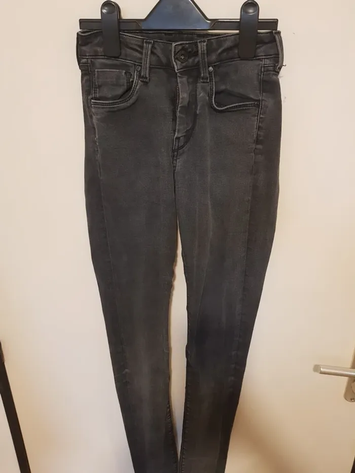 Jean noir taille haute, coupe droite, jambes fines - photo numéro 3