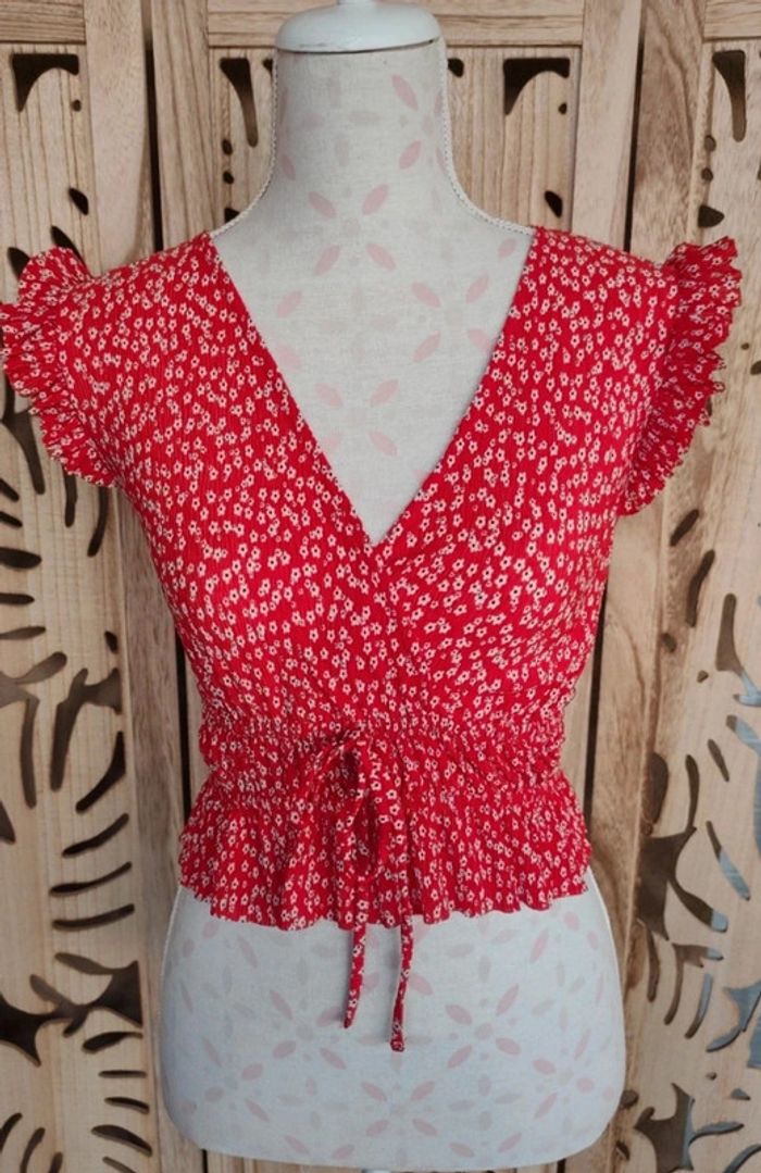 Top court fleuri rouge et blanc - Effet taille smockée et lien à nouer - Taille XS Bershka