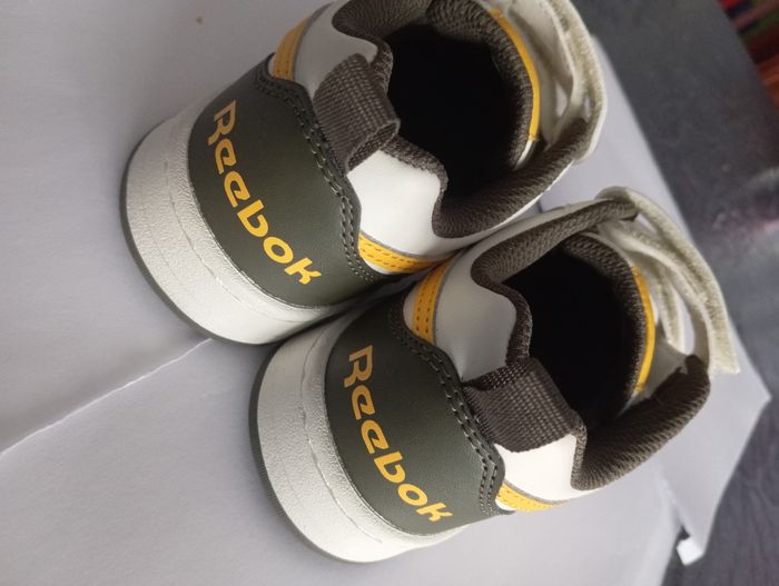 Basquette Reebok enfant  taille 30