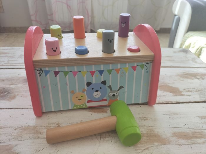 Jeu en bois avec marteau