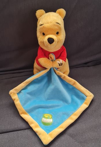 Peluche winnie l'ourson avec mouchoir pot de miel - 23 cm - Disney