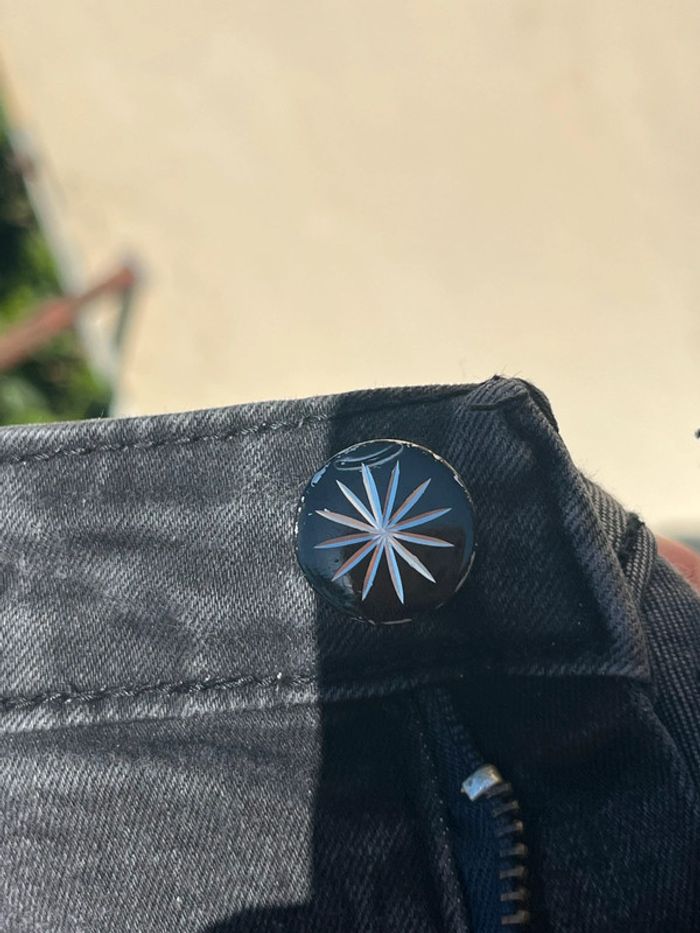 Jean troué taille basse gris nuancé, motif tête de mort sur poche arrière. - photo numéro 11