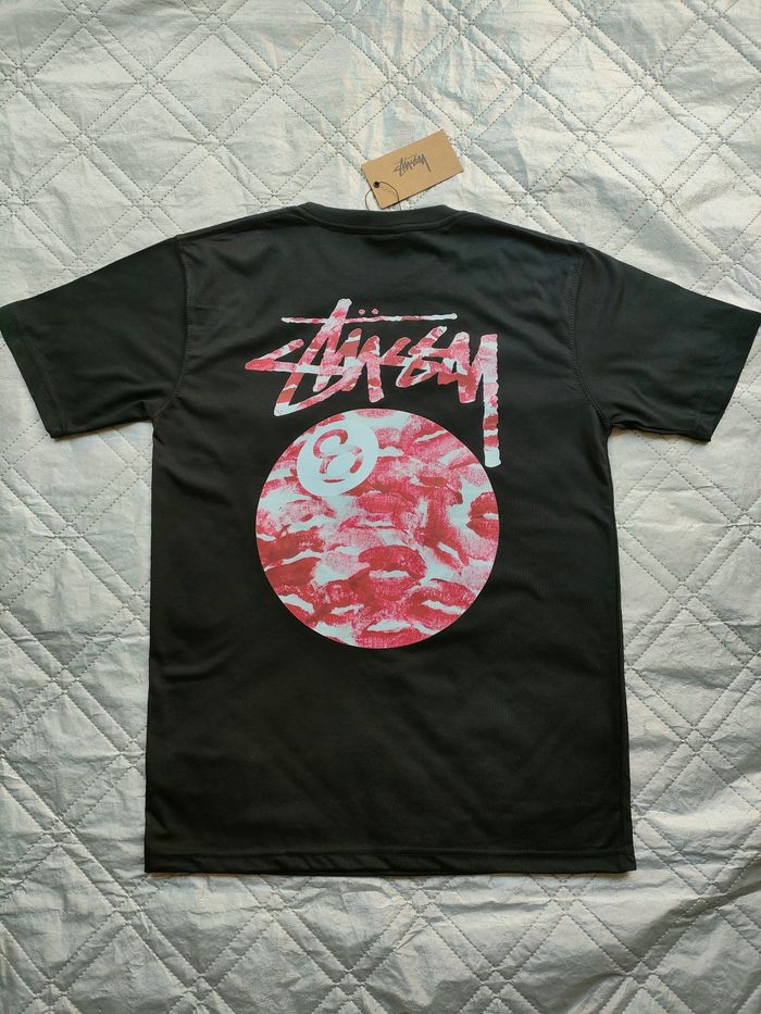 T-shirt Stüssy 8 ball lips kiss 😘 taille M, noir logo rouge  NEUF ✅ - photo numéro 7