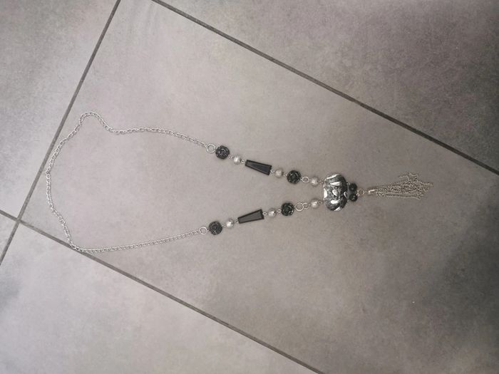 Collier noir gris
