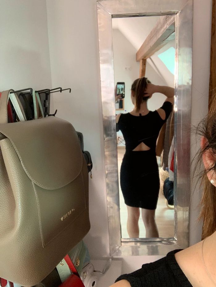 Robe noir moulante - photo numéro 2