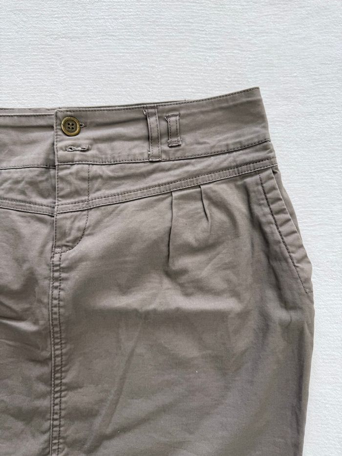 Jupe en jean courte gris taupe Cache Cache femme taille 36 en très bon état - photo numéro 2