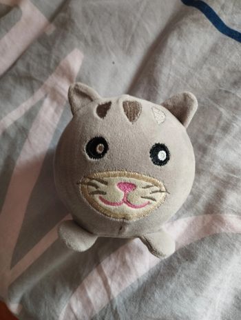 Peluche boule chat