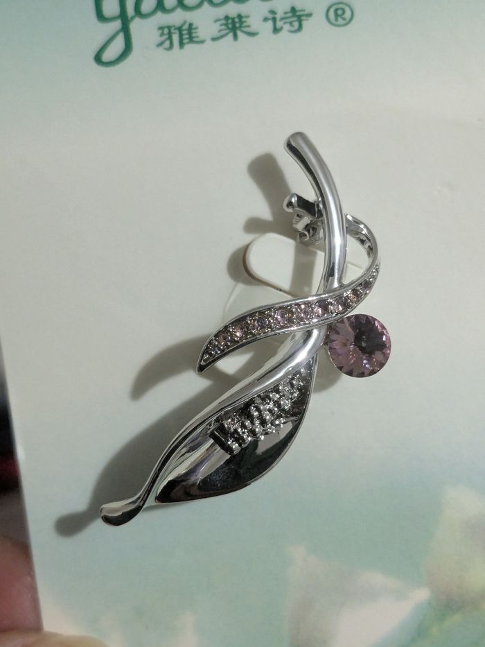 Belle broche métal argenté et strass. - photo numéro 2